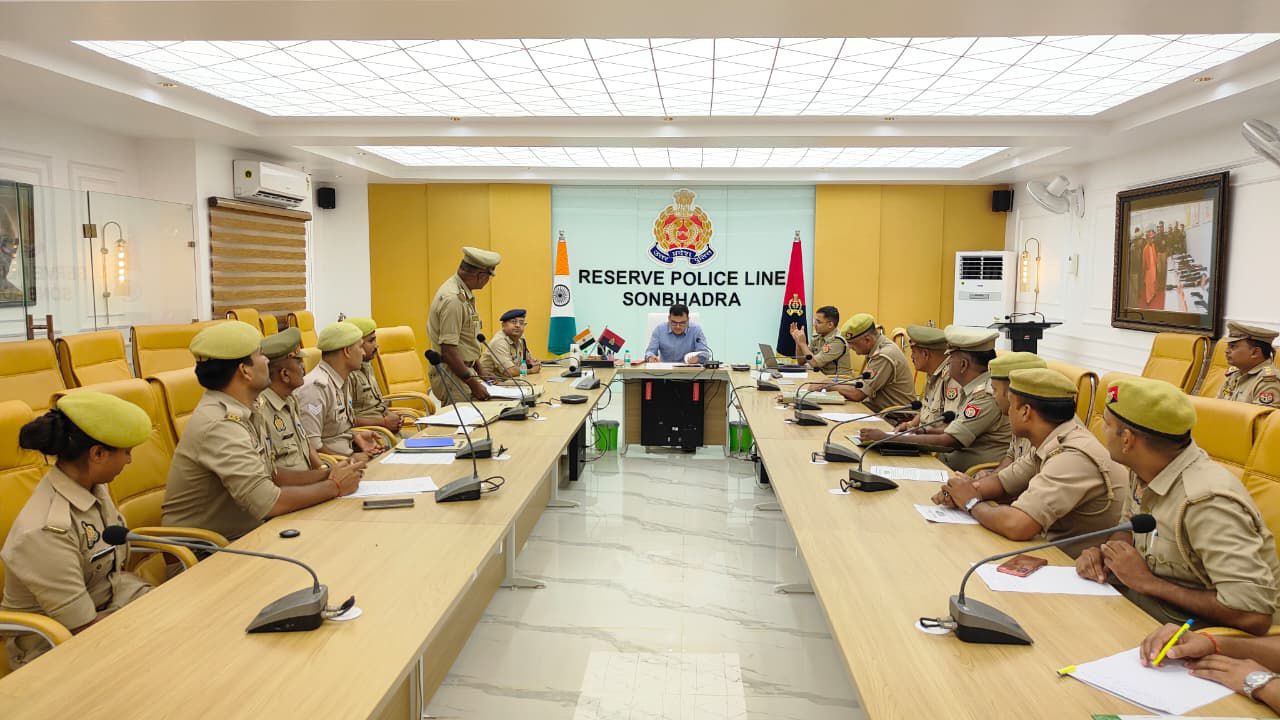 पुलिस लाइन कॉन्फ्रेन्स हॉल में पुलिस अधीक्षक सोनभद्र ने फिंगर प्रिन्ट यूनिट, फील्ड यूनिट एवं जमानत सत्यापन सेल के कार्यों की समीक्षा कर दिए आवश्यक दिशा-निर्देश
